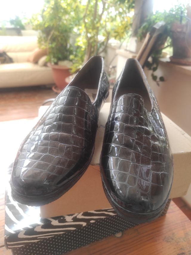 Zapatos mocasines negros de charol cuña anti