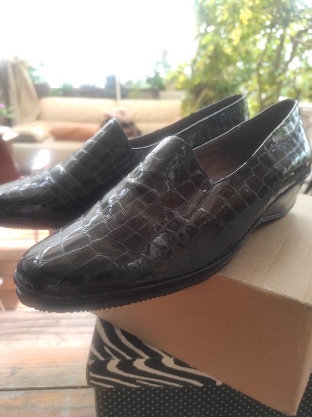 Zapatos mocasines negros de charol cuña anti