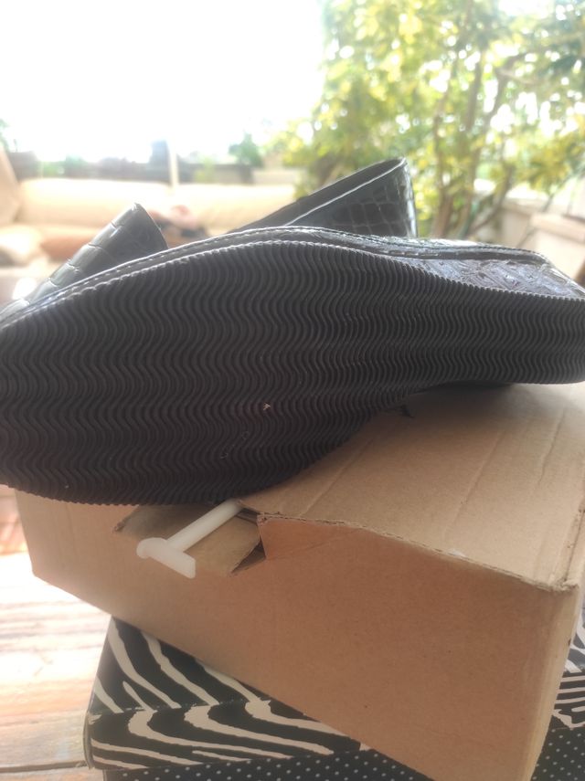 Zapatos mocasines negros de charol cuña anti