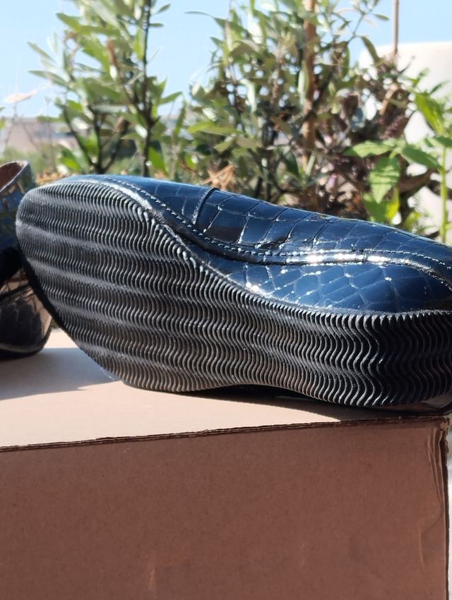 Zapatos mocasines negros de charol cuña anti