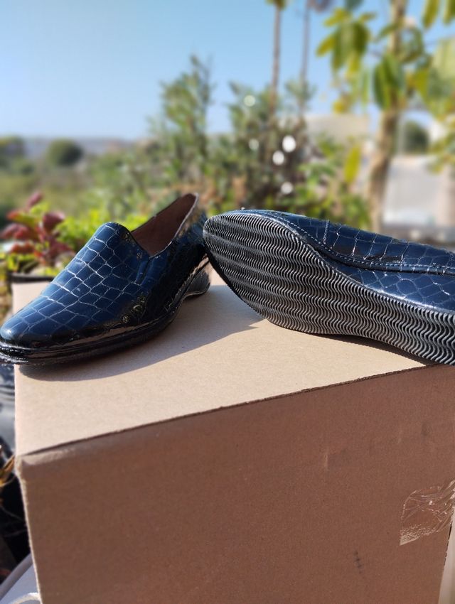 Zapatos mocasines negros de charol cuña anti