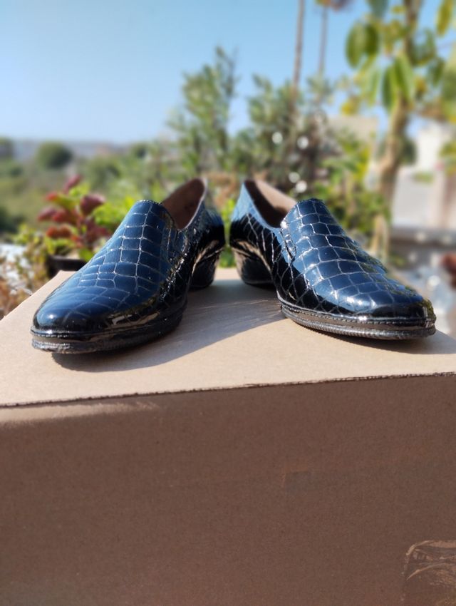 Zapatos mocasines negros de charol cuña anti