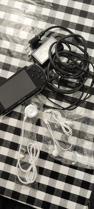 PSP Play Station + juegos + cargador