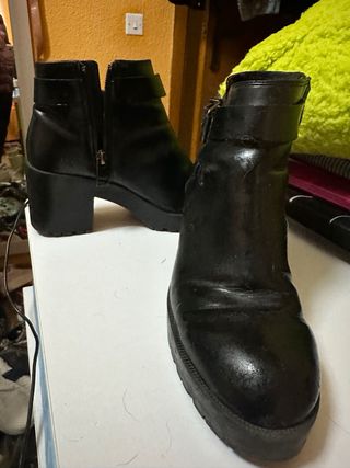 Botones negros tacon Stradivarius