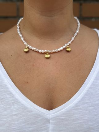 Collar de perlas y conchas