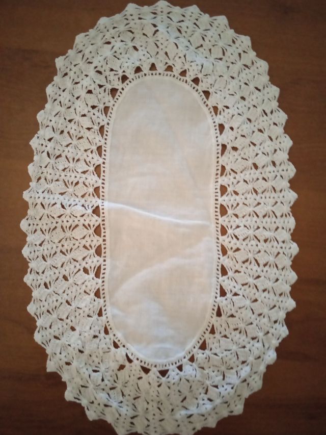 Centrino in lino e cotone bianco