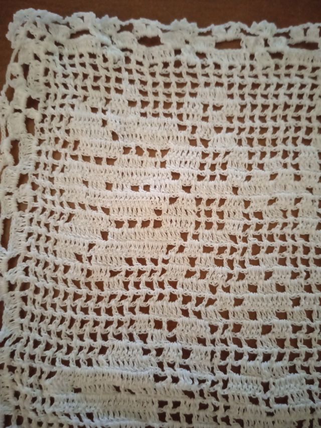 Centrino in filet all' uncinetto bianco