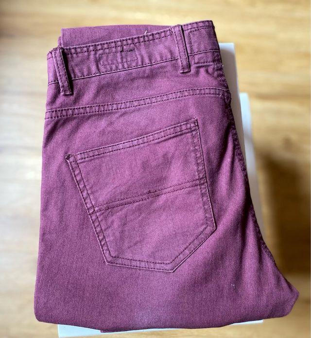 Pantalón pitillo Hombre color burdeos
