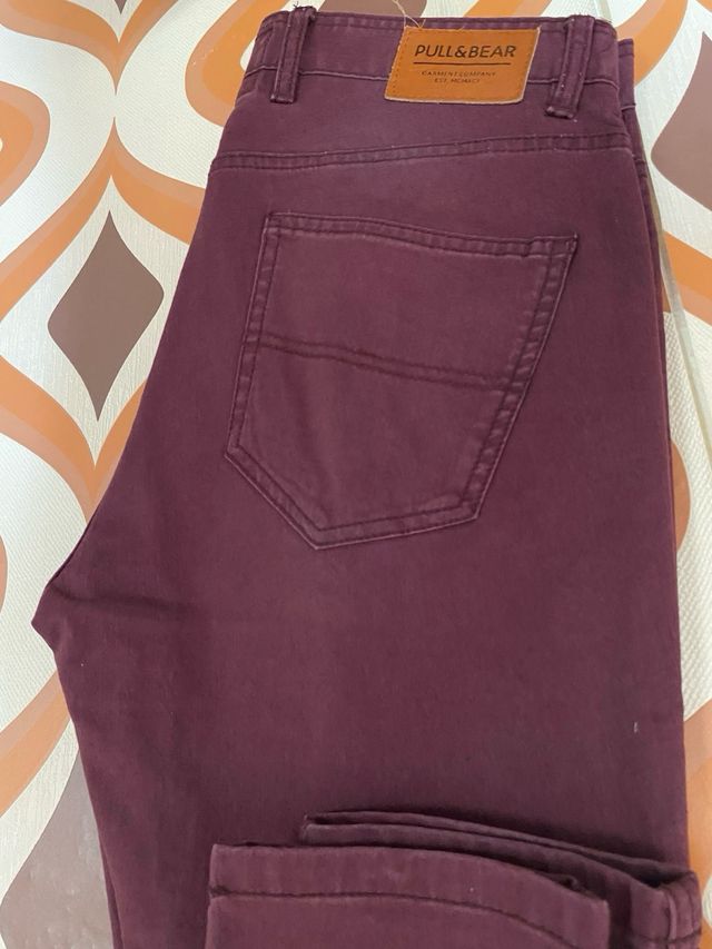 Pantalón pitillo Hombre color burdeos