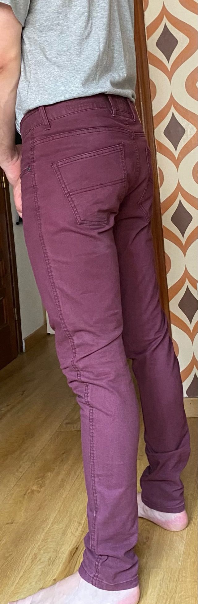 Pantalón pitillo Hombre color burdeos