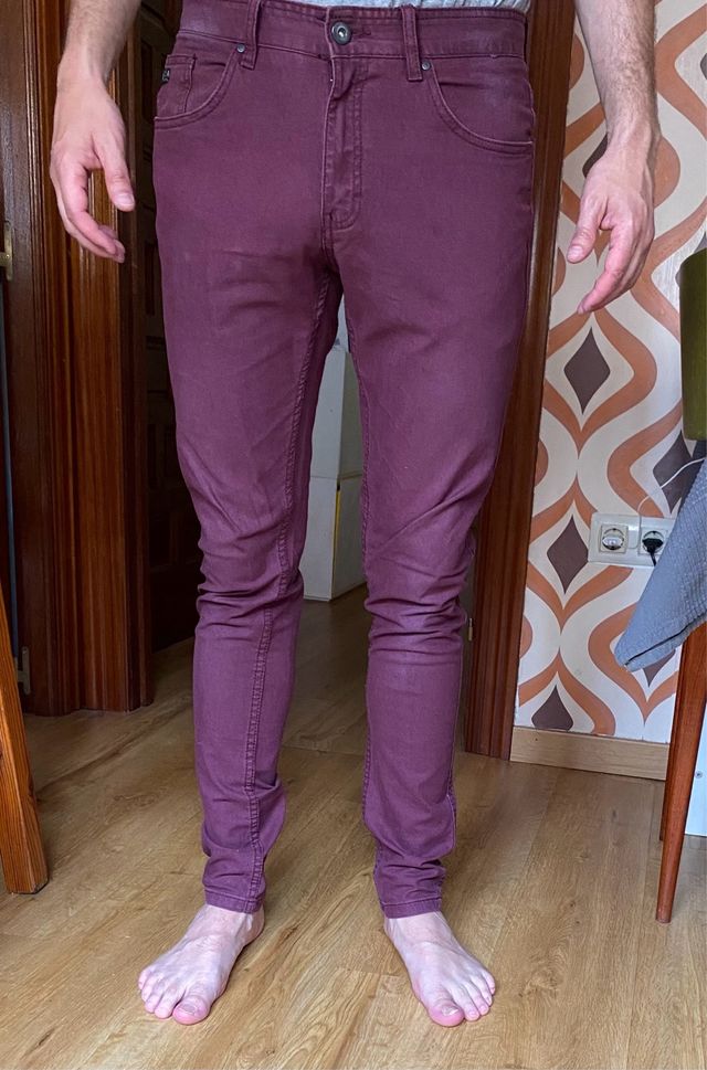 Pantalón pitillo Hombre color burdeos