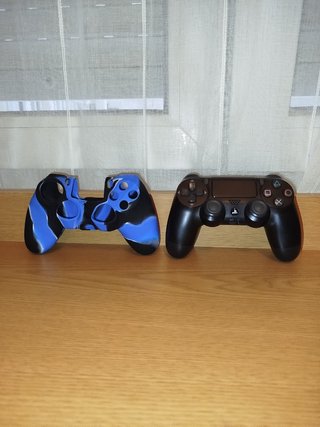 PS4+mando con funda+4 juegos