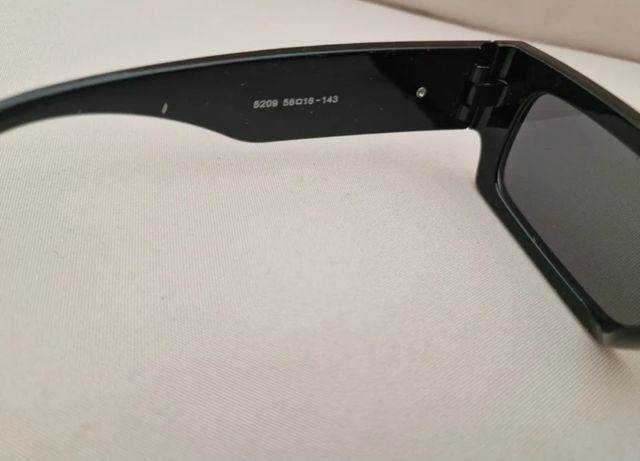 Gafas de sol nuevas en su bolsa