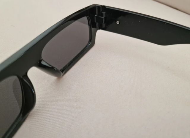 Gafas de sol nuevas en su bolsa