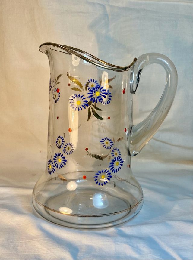 Antigua jarra de cristal soplado pintada a mano .