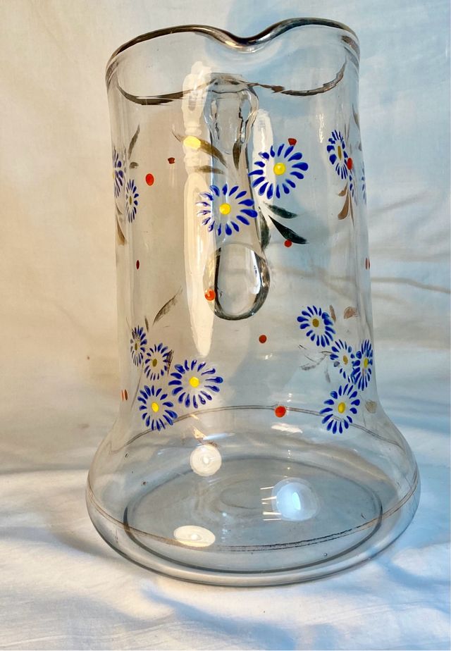 Antigua jarra de cristal soplado pintada a mano .