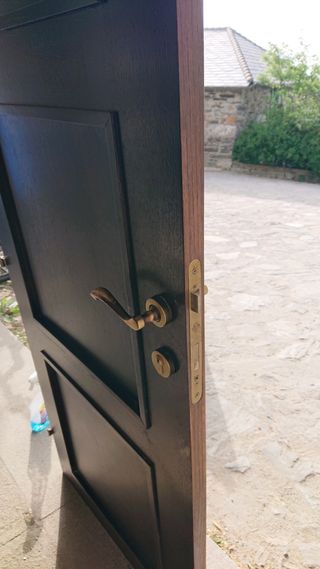 Puerta de madera color wengé.