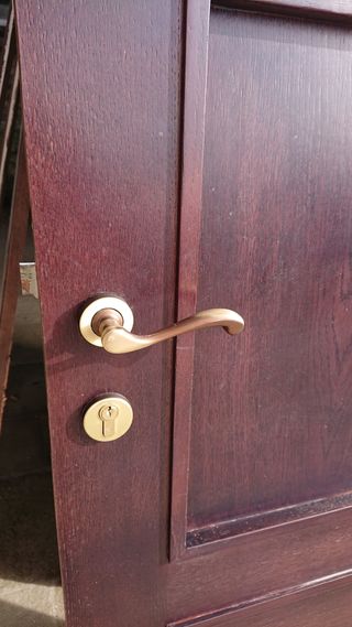 Puerta de madera color wengé.