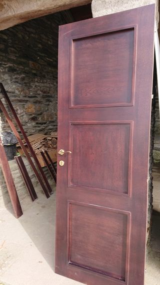 Puerta de madera color wengé.