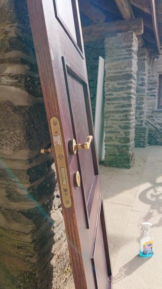 Puerta de madera color wengé.
