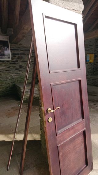 Puerta de madera color wengé.