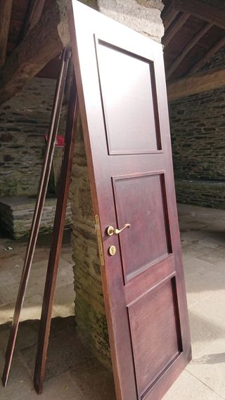 Puerta de madera color wengé.