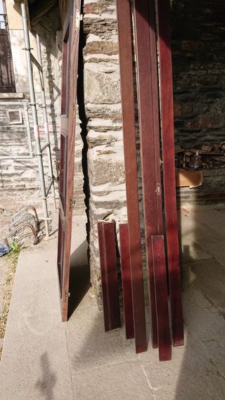 Puerta de madera color wengé.