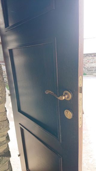 Puerta de madera color wengé.