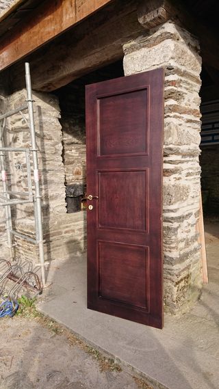 Puerta de madera color wengé.