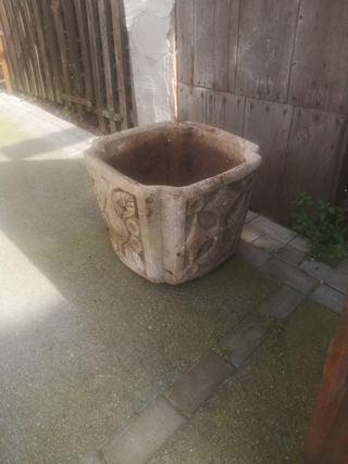 Macetas de piedra antiguas.