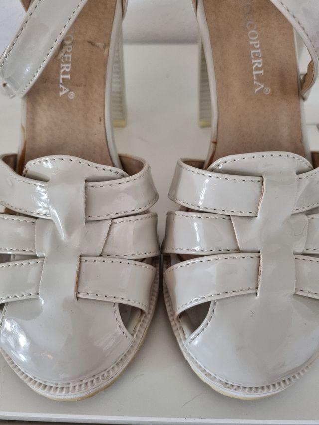 Sandali beige in eco-vernice