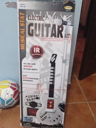 Guitarra con micrófono y altavoz juguete
