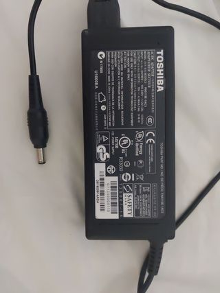 Cargador portátil Toshiba.