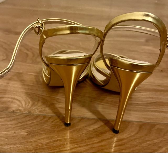 SANDALIAS TACÓN DORADAS ZARA