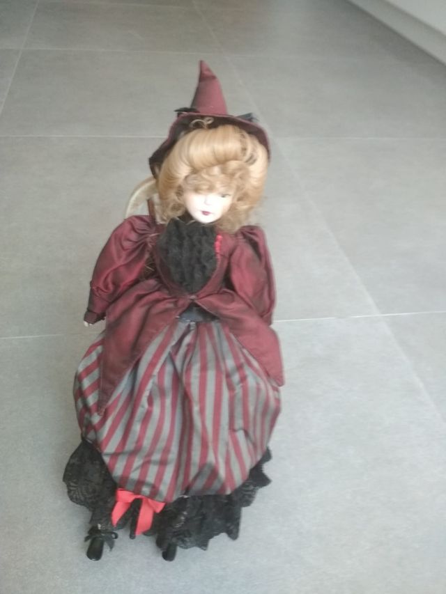 Nina porcelana en silla