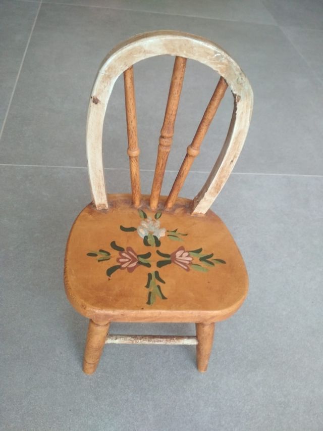 Nina porcelana en silla