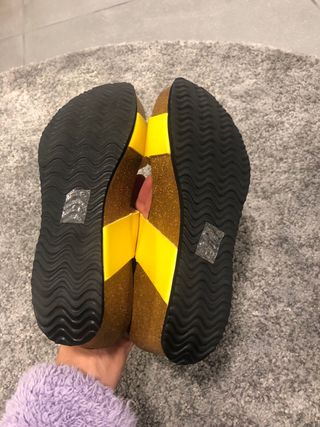 Sandalias amarillas