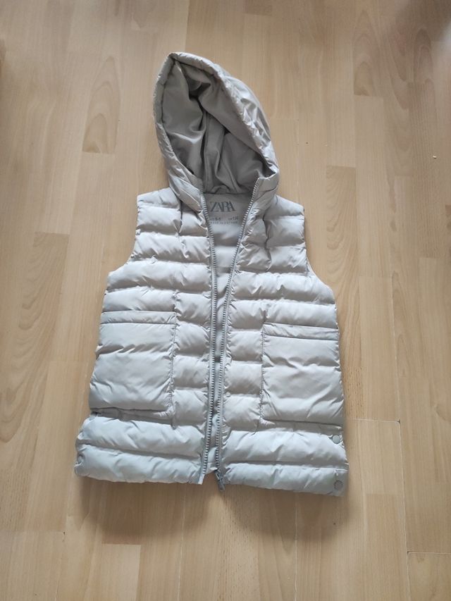 Chaleco sin mangas con capucha