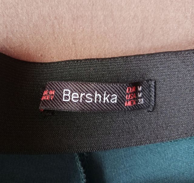 Minifalda verde de Bershka