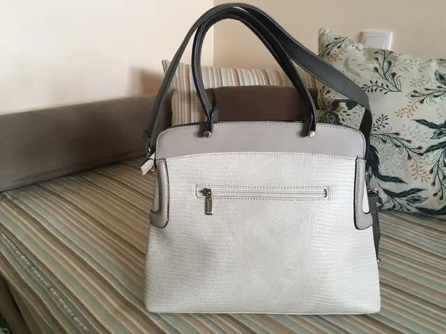Bolso de piel gris marca Abbacino