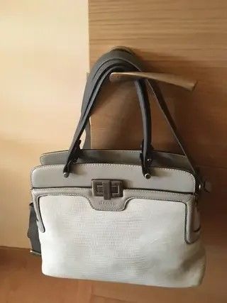 Bolso de piel gris marca Abbacino