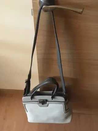 Bolso de piel gris marca Abbacino
