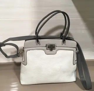 Bolso de piel gris marca Abbacino