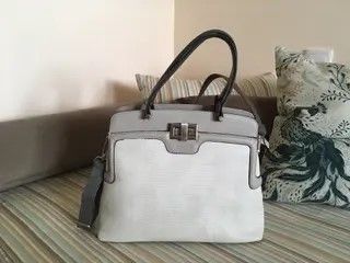 Bolso de piel gris marca Abbacino