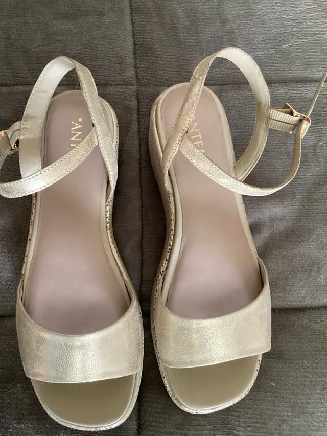 Sandalia dorada plataforma