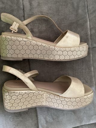Sandalia dorada plataforma