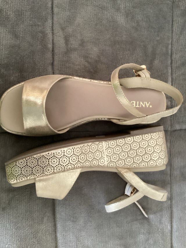 Sandalia dorada plataforma