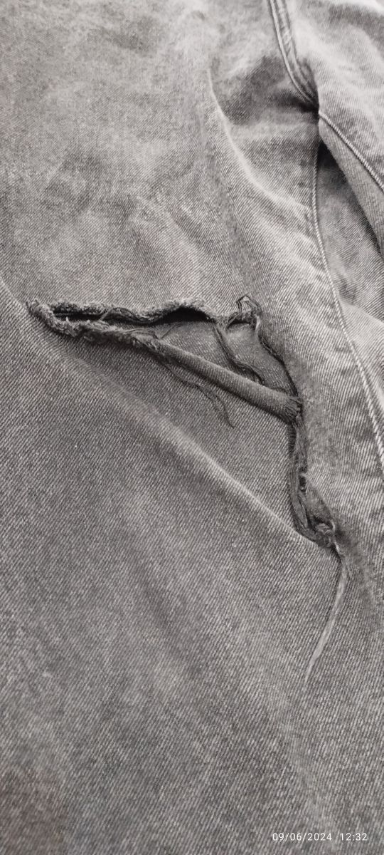 Pantalón vaquero de mujer, rasgado