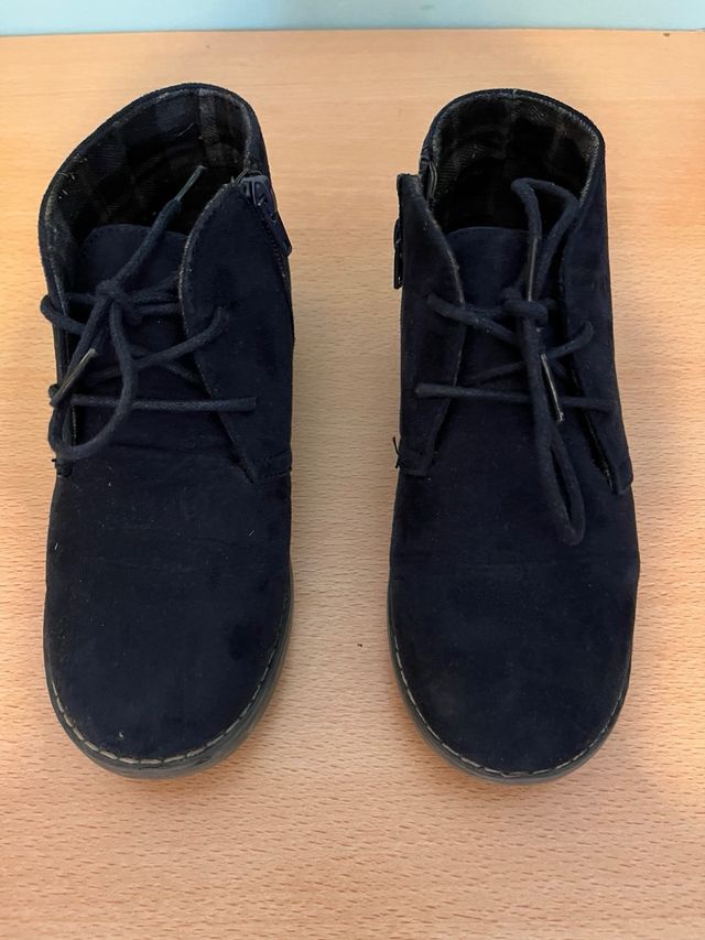 Botas niño con un solo uso estan nuevas