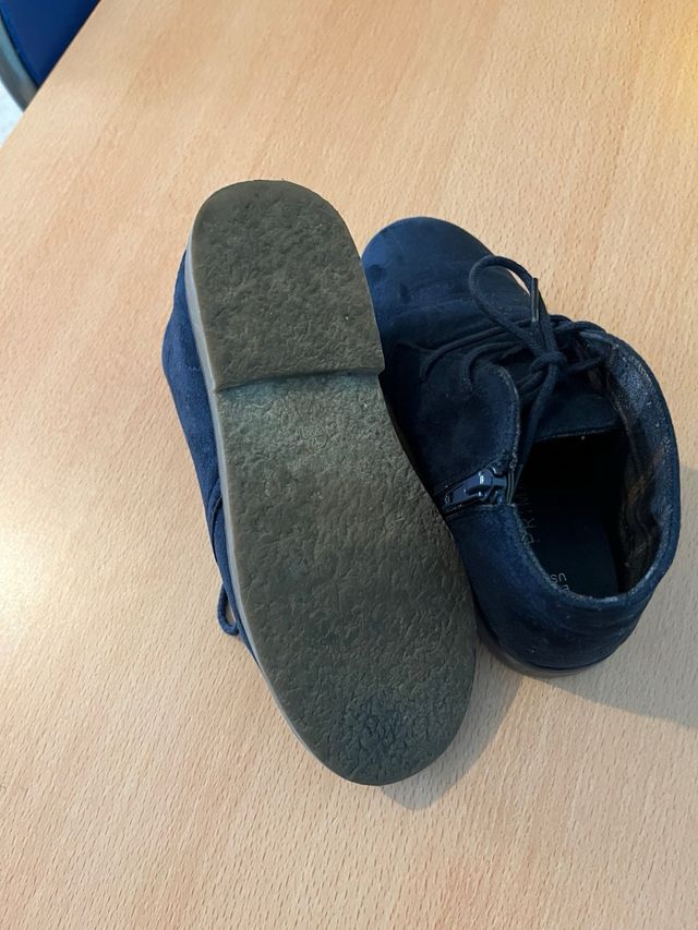 Botas niño con un solo uso estan nuevas